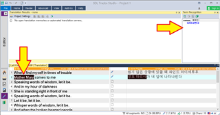 Trados Studio interface showing a project with term recognition pane on the right. Two arrows point to the 'Red cap' icons indicating unupdated term recognition in the source segment.